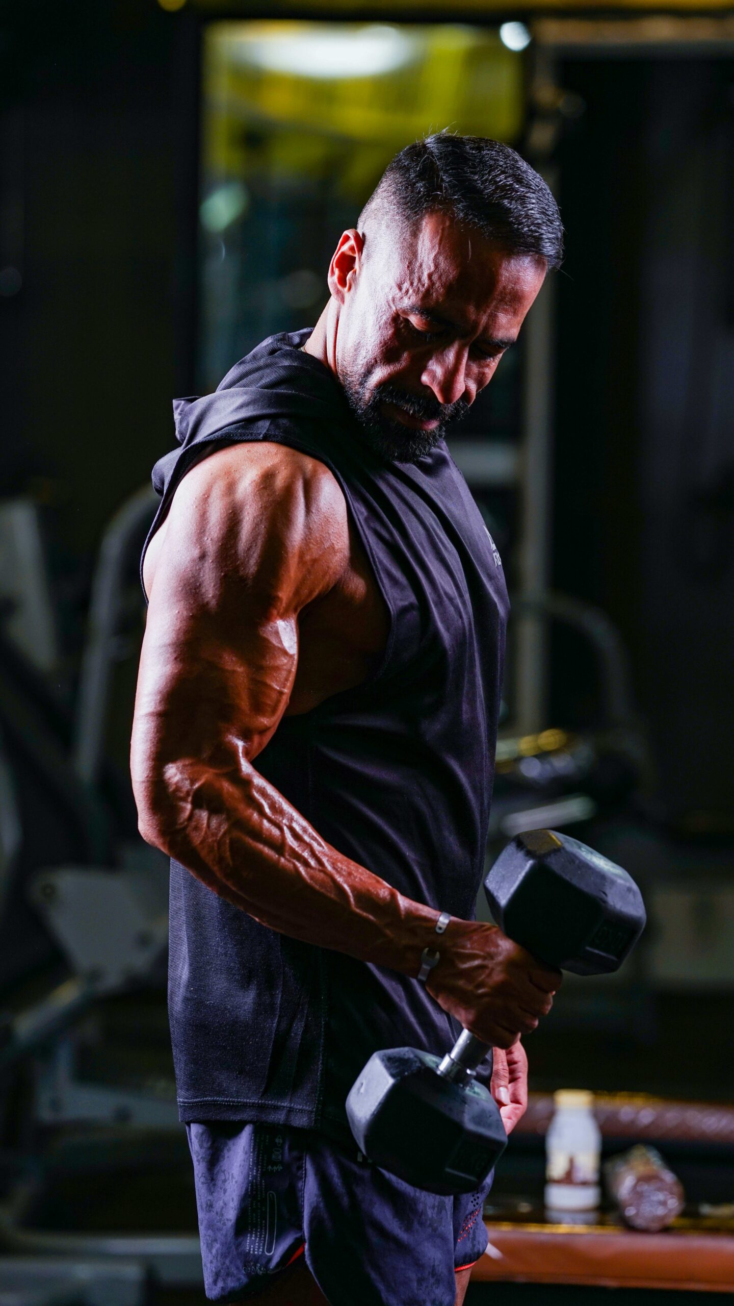 Build sleeve-bursting biceps with the hammer curl